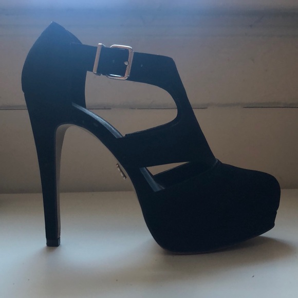 Rock & Republic Cutout Bootie - Picture 2 of 6